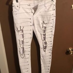 White distressed jeans